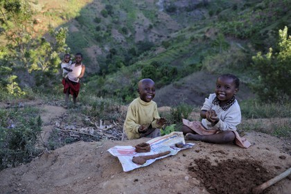 Tanzanie, région de Morogoro, les Monts Uluguru, enfants jouant aux alentours de l'ancien refuge allemand de Morningside