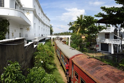 Sri Lanka, province de l'ouest, district de Colombo, Colombo, train de Galle passant au pied du Mount Lavinia Hotel
