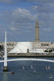 France, Seine-Maritime (76), Le Havre, Centre-ville reconstruit du Havre par Auguste Perret classé Patrimoine Mondial de l'UNESCO, immeubles Perret autour du Bassin du Commerce, le Volcan réalisé par Oscar Niemeyer et la Tour Lanterne de l'église Saint-Joseph