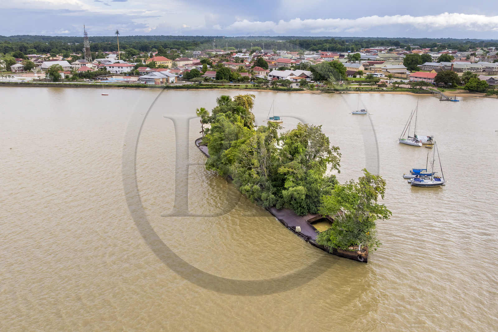 France, Guyane, Saint-Laurent-du-Maroni, l'épave du navire marchand britannique Edith Cavell échoué en 1924 et devenue une île sur le fleuve Maroni (vue aérienne)