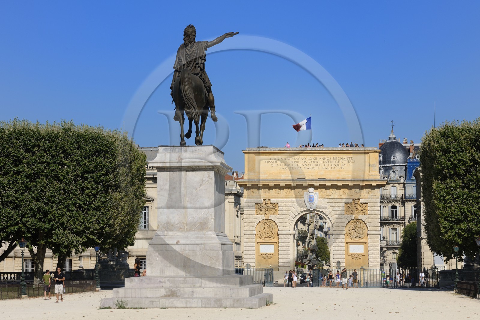 France, Hérault (34), Montpellier, promenade du Peyrou, la statue équestre de Louis XIV et l'arc de triomphe de la Porte du Peyrou