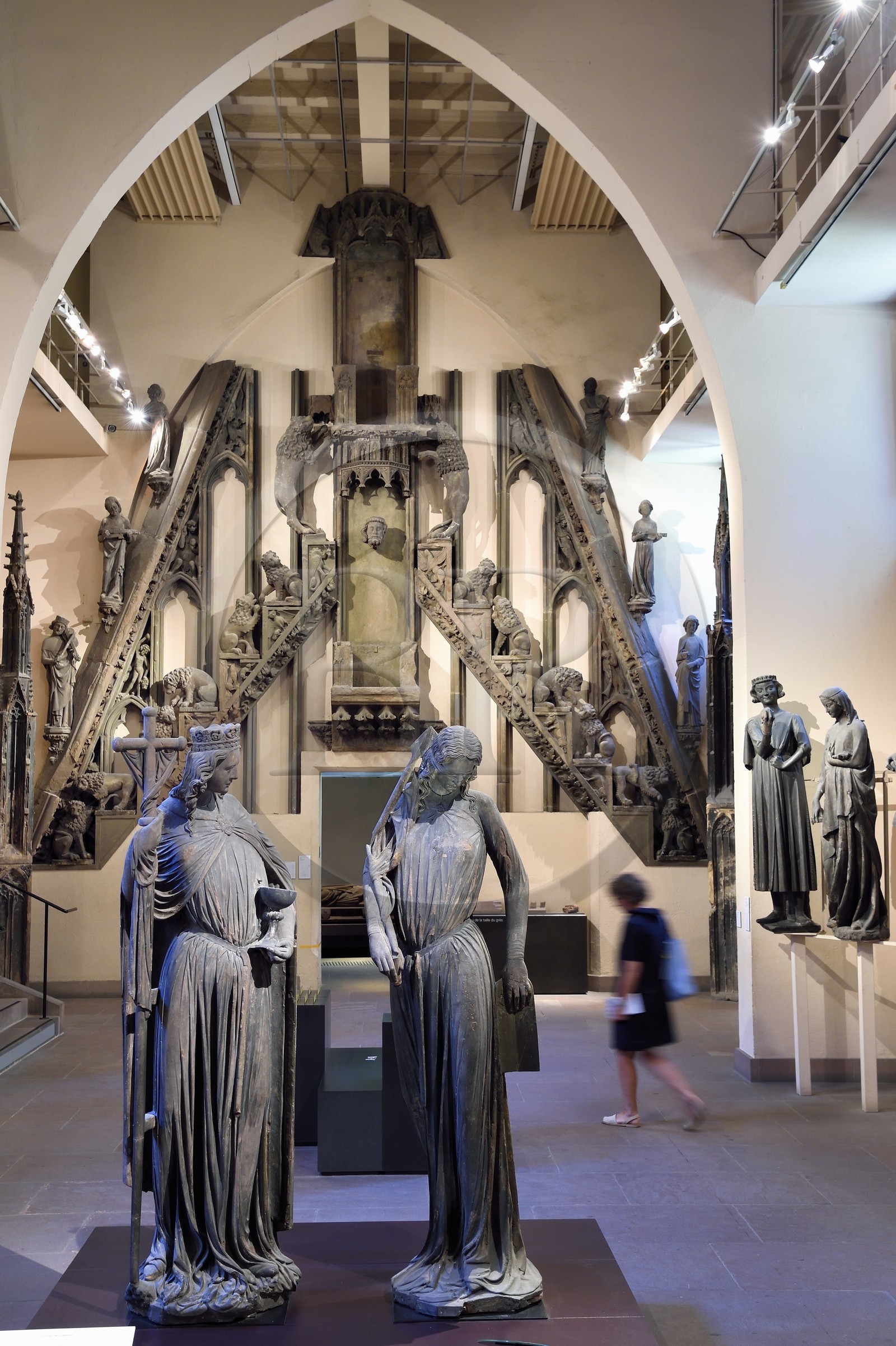 France, Bas-Rhin (67), Strasbourg, vieille ville classée au Patrimoine Mondial de l'UNESCO, musée de l'Oeuvre Notre Dame et Arts du Moyen-Age, Salle du Jubé, statuaire du XIIIe siècle provenant de la cathédrale, le couple des sculptures de l'Eglise (triomphante) et de la Synagogue (vaincue) provient des tympans des deux portails du transept sud, deux figures de femmes, allégories des religions chrétienne et judaïque, du nouveau et de l'ancien testament France, Bas-Rhin (67), Strasbourg, vieille ville classée au Patrimoine Mondial de l'UNESCO, musée de l'Oeuvre Notre Dame et Arts du Moyen-Age, Salle du Jubé, statuaire du XIIIe siècle provenant de la cathédrale, le couple des sculptures de l'Eglise (triomphante) et de la Synagogue (vaincue) provient des tympans des deux portails du transept sud, deux figures de femmes, allégories des religions chrétienne et judaïque, du nouveau et de l'ancien testament