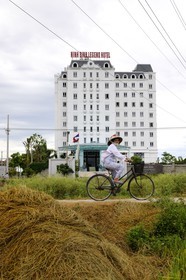 Vietnam, Ninh Binh, la ville est en constante extension sur les anciennes rizières, le tout récent Ninh Binh Legend hotel