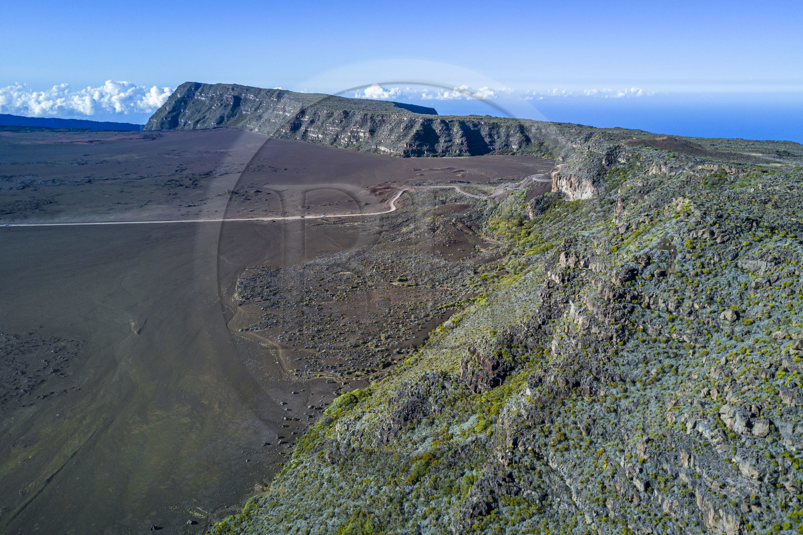 France, Ile de la Reunion, Parc National de la Réunion classé Patrimoine Mondial de l'UNESCO, sur les pentes du volcan de Piton de la Fournaise, randonnée du sentier de l'oratoire Ste Thérèse au dessus de la Plaine des Sables que l'on aperçoit en contrebas (vue aérienne)