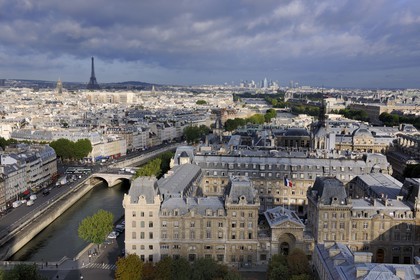 France, Paris (75), vue générale depuis la cathédrale Notre-Dame de Paris avec les rives de la Seine classées Patrimoine Mondial de l'UNESCO et la Tour Eiffel, au premier plan la prefecture de Police