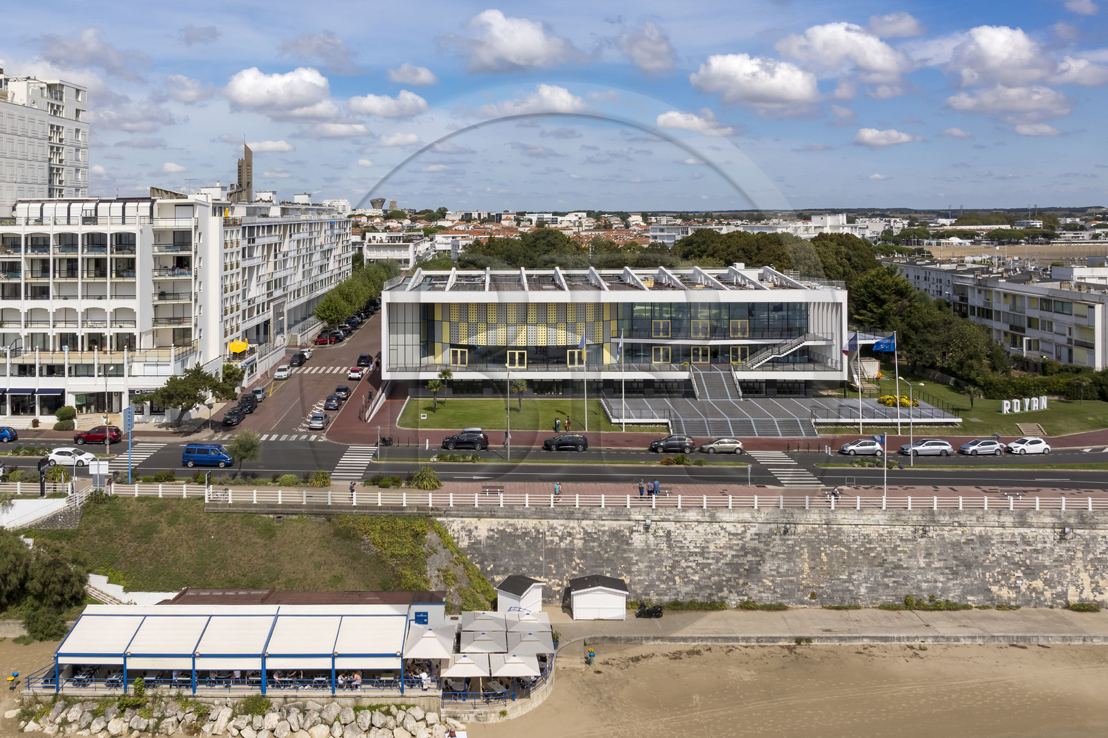 France, Charente-Maritime (17), Royan, le Palais de congrès (1957) signé de l’architecte-urbaniste Claude Ferret et rythmés par les panneaux perforés en aluminium jaune et gris des ateliers Jean Prouvé en façade, l'église Notre-Dame de Royan construite de 1955 à 1958 par l'architecte Guillaume Gillet en arrière plan (vue aérienne)