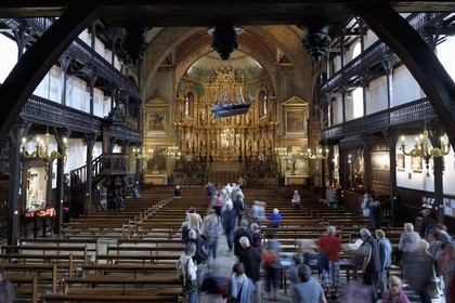 France, Pyrénées-Atlantiques (64), Pays-Basque, Saint-Jean-de-Luz, l'église Saint-Jean-Baptiste, retable du XVIIème siècle en bois doré et les galeries en bois de la nef