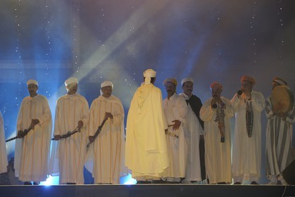 Maroc, région de l'Oriental, station balnéaire de Mediterrania Saïdia, soirée d'inauguration du 19 juin 2009, la troupe de danse et musique traditionnelle Reggada