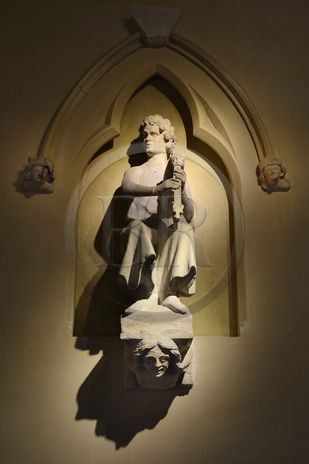 France, Marne (51), Reims, musée Saint-Remi dans l'ancienne abbaye royale Saint-Remi, reconstitution de la facade d'une maison du XIII ème siècle détruite en 1917 et ornée de cinq sculptures d'origine, le joueur de chevrette (cornemuse)