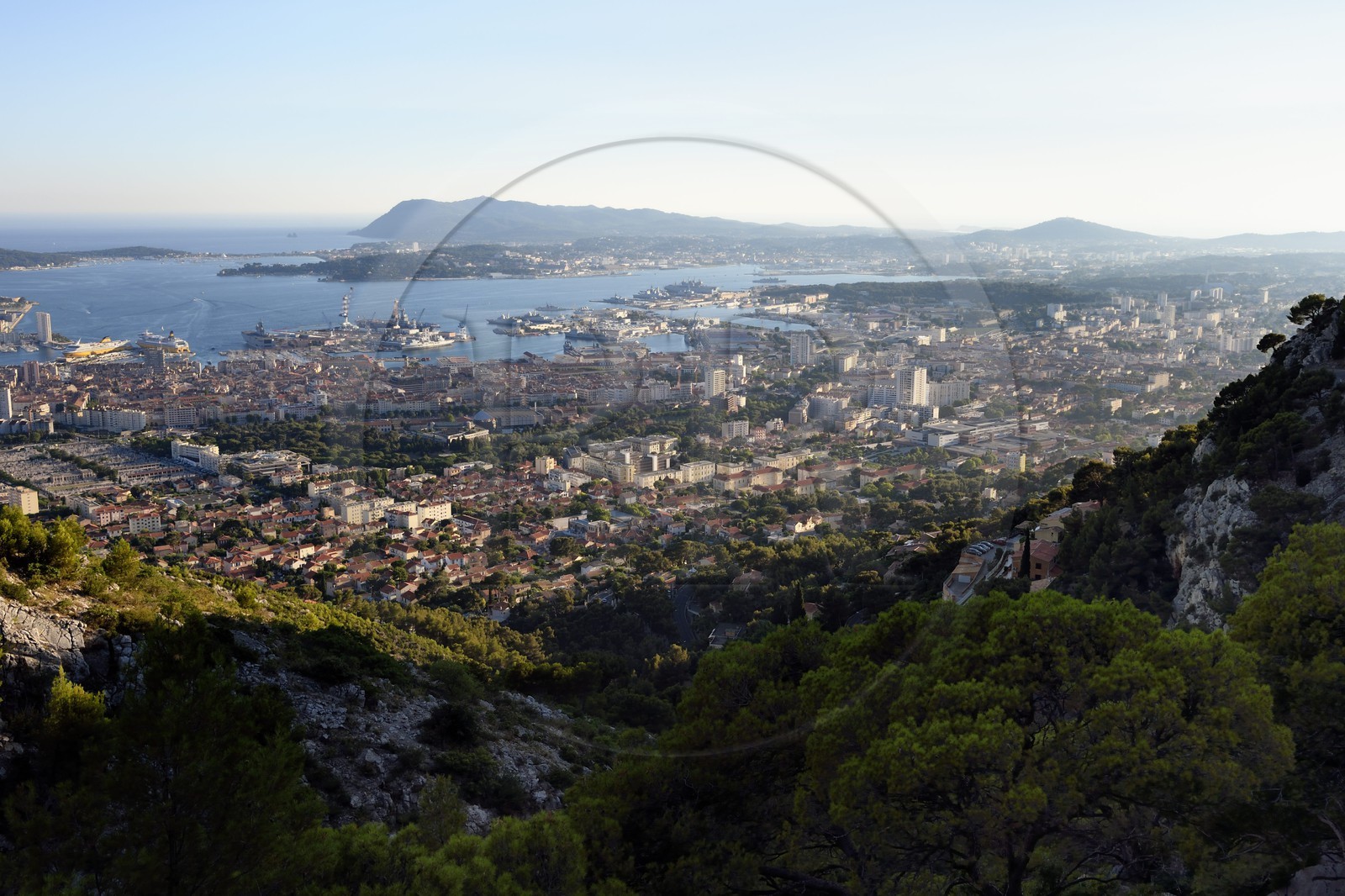 France, Var (83), Toulon, la rade depuis le Mont Faron, le Cap Sicié en arrière plan