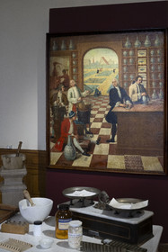 France, Côte-d'Or (21), Beaune, zone classée Patrimoine Mondial de l'UNESCO, Hospices de Beaune, l'Hôtel-Dieu, pièce de l’apothicairerie où se trouvent des anciens alambics, des pièces en faïence, mortiers et une table avec le nécessaire de fabrication de pilules et suppositoires