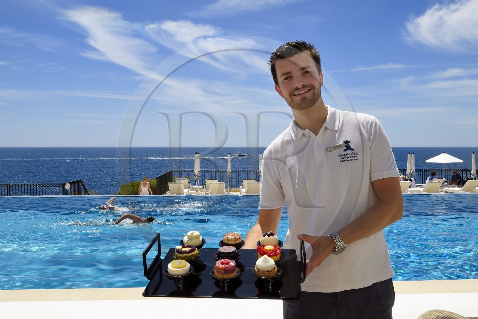 France, Alpes Maritimes (06), Saint-Jean-Cap-Ferrat, Grand-Hotel du Cap-Ferrat, palace 5 étoiles du groupe Four Seasons Hotel, le chic Club Dauphin au bord de la piscine et face à la mer, un serveur du restaurant présente la farandole des desserts