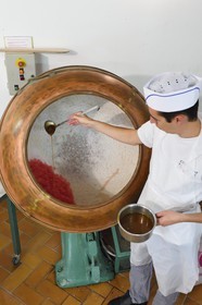 France, Alpes-Maritimes (06), Pont du Loup à Tourrettes-sur-Loup, Confiserie Florian, fabrication de bonbons à la rose