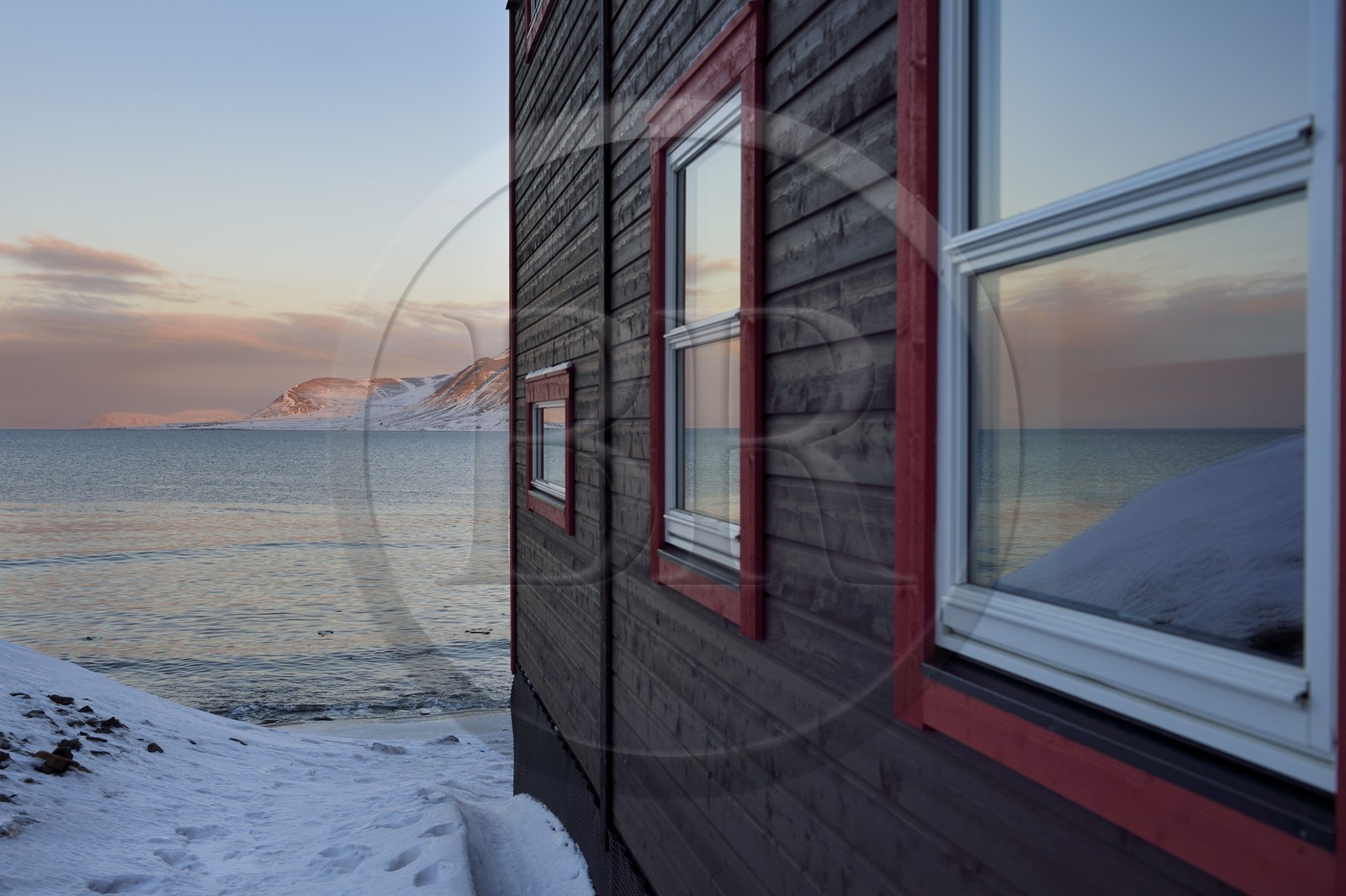 Norvège, Svalbard, Spitzberg, Longyearbyen, maisons en bois en bordure de l'Adventfjorden