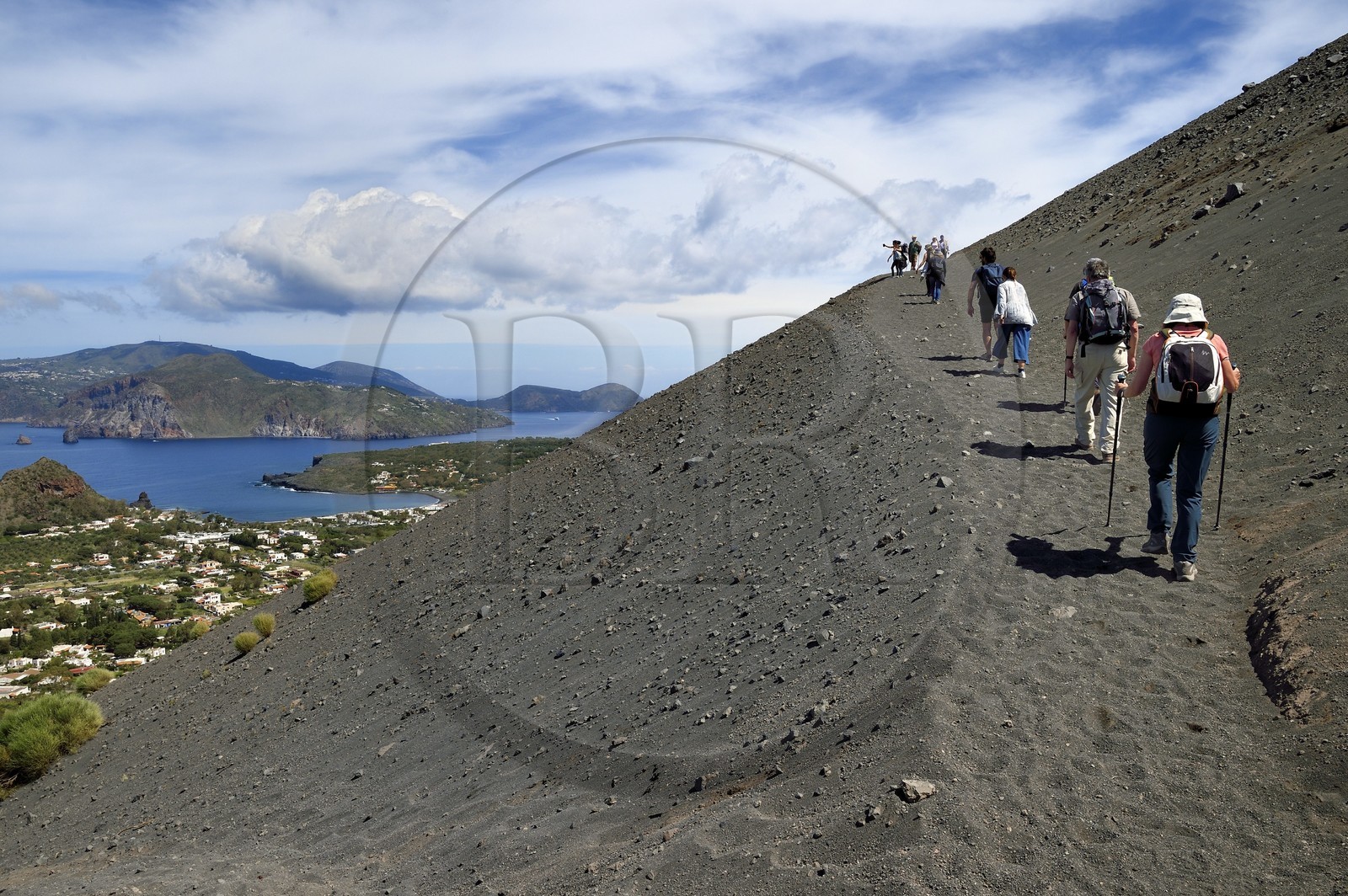 Italie, Sicile, iles Eoliennes, classées Patrimoine Mondial de l'UNESCO, ile de Vulcano, randonneurs dans l'ascension du cratère du volcan della Fossa, l'Ile de Lipari en arrière plan