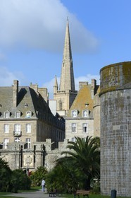France, Ille-et-Vilaine, cote d'emeraude (Emerald Coast), Saint Malo, cathedrale Saint Vincent behind St. Vincent Gate