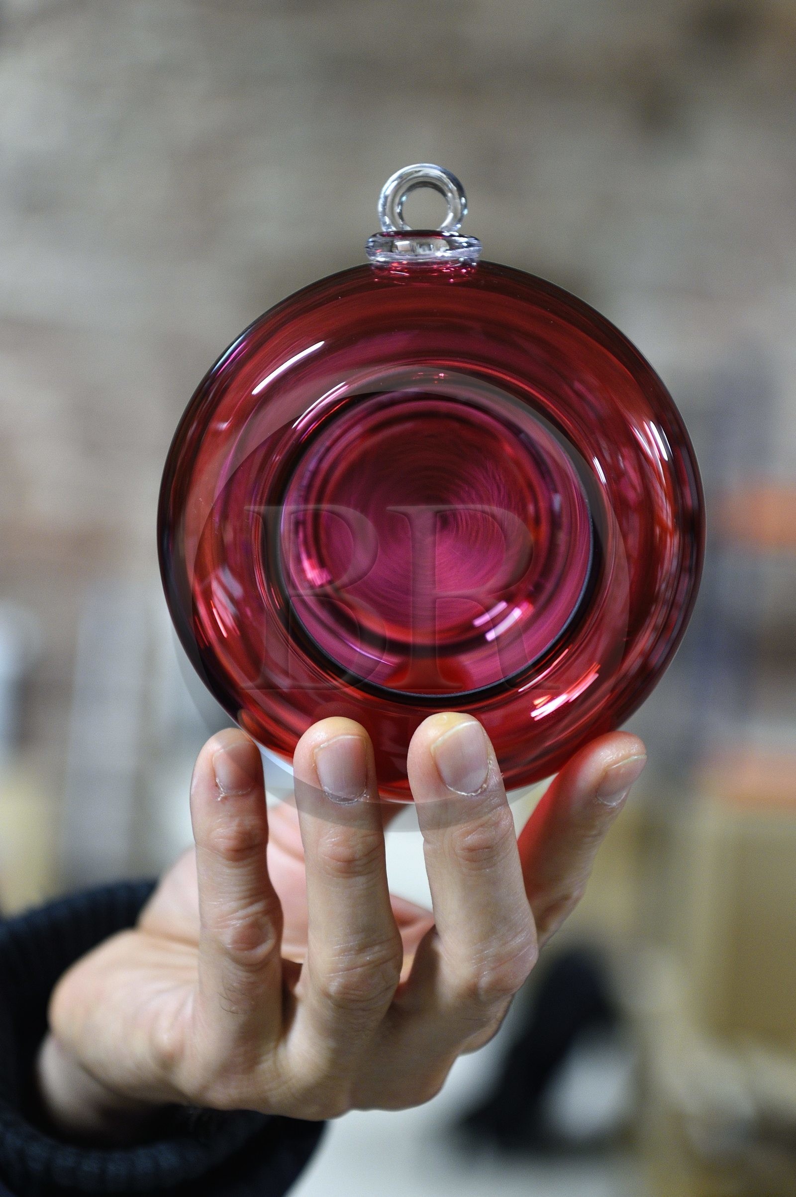 France, Moselle (57), Meisenthal, Centre international d’Art verrier (CIAV), la cantine des oiseaux, coupelle transformée en mangeoire