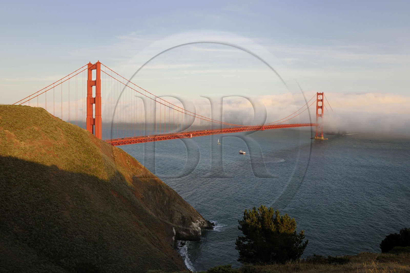 Etats-Unis, Californie, San Francisco, le pont du Golden Gate Bridge émergeant de la brume
