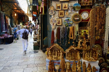 Israel, Jérusalem, ville sainte, vieille-ville classée Patrimoine Mondial de l'UNESCO, quartier chrétien, boutique de souvenirs et de produits religieux chrétien