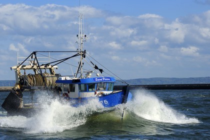 France, Seine-Maritime (76), Le Havre, sortie en mer d'un bateau de pêche