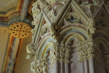 France, Val-de-Marne (94), Vincennes, le château de Vincennes, le donjon, chambre du Roi au deuxième étage, petites chimères sur la colonne centrale
