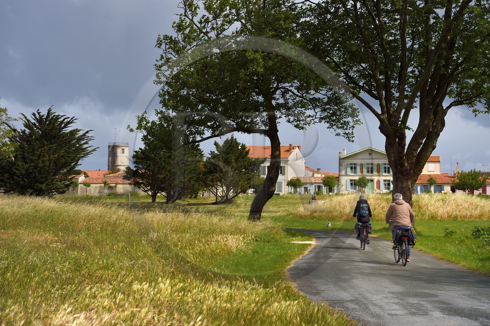 France, Charente-Maritime (17), Ile d'Aix, cyclistes faisant la véloroute La Flow Vélo  arricant au bourg