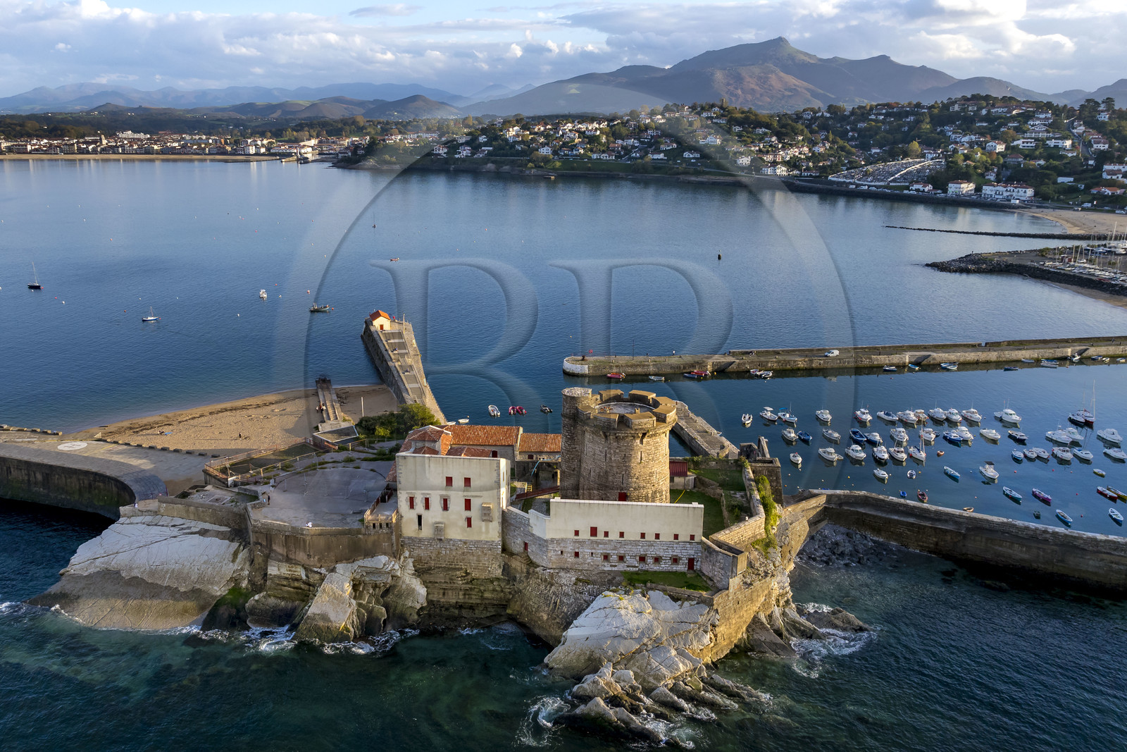 France, Pyrénées-Atlantiques (64), la côte du Pays-Basque, Ciboure, le fort de Socoa construit sous Louis XIII remanié par Vauban et son petit port de plaisance dans la baie de Saint-Jean-de-Luz, la montagne de La Rhune en arrière plan (vue aérienne) France, Pyrénées-Atlantiques (64), la côte du Pays-Basque, Ciboure, le fort de Socoa construit sous Louis XIII remanié par Vauban et son petit port de plaisance dans la baie de Saint-Jean-de-Luz, la montagne de La Rhune en arrière plan (vue aérienne)