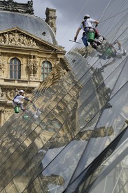 France, Paris (75), le musée du Louvre, laveurs de vitres sur la façade en verre de la pyramide de l'architecte Ieoh Ming Pei