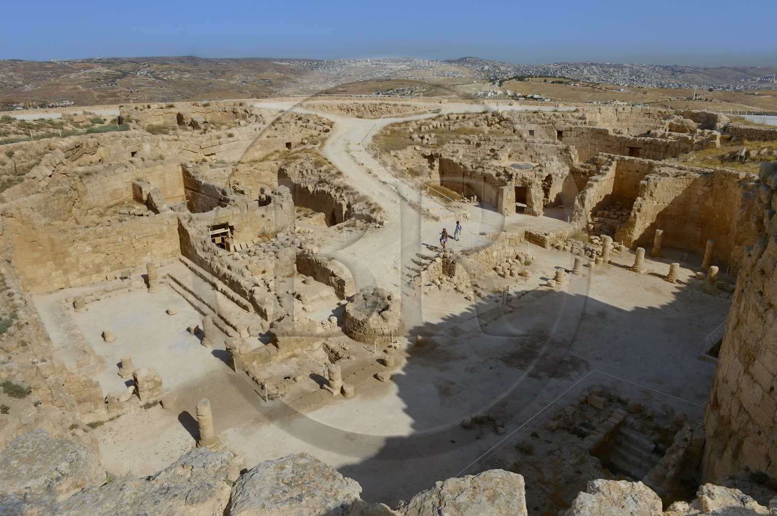 Israel, Cisjordanie, l'Hérodion, colline artificiellement exhaussée qui abrite les ruines d'un palais fortifié construit par le roi Hérode Ier le Grand (site classé Parc National), l'intérieur du cratère
