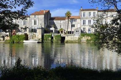 France, Charente-Maritime, Saintonge, Saint Savinien, labeled stones and water villages, houses on the banks of the Charente river