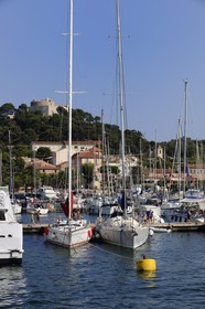 France, Var (83), Iles d'Hyères, parc national de Port-Cros, île de Porquerolles, le village et le port dominés par le fort de Sainte Agathe