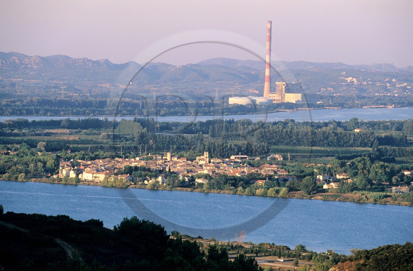 France, Gard (30), Vallabrègues, courbe du Rhône et centrale électrique EDF sur le barrage