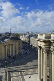 France, Paris (75), les colonnes corinthiennes du fronton du  Panthéon, la mairie du Vème arrondissement et la Tour Eiffel en arrière plan