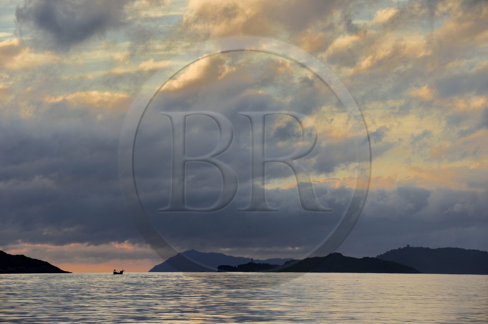 France, Var (83), Iles d'Hyères, parc national de Port Cros, coucher de soleil sur l'Ile de Porquerolles France, Var (83), Iles d'Hyères, parc national de Port Cros, coucher de soleil sur l'Ile de Porquerolles