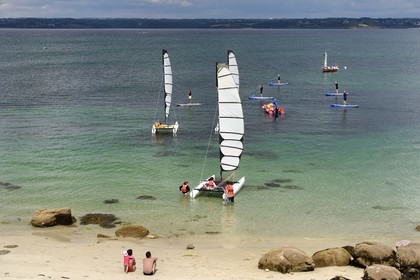 France, Finistere (29), Fouesnant, the coastline between Cap Coz and the Pointe de Beg Meil, children learning to sail with catamaran