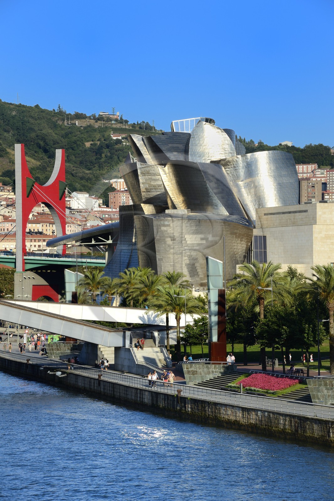 Espagne, Biscaye, Pays Basque espagnol, Bilbao, le musée Guggenheim de l'architecte Frank Gehry et Pont de La Salve avec l'installation de l'artiste français Daniel Buren Les Arches Rouges en arrière plan