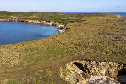 France, Finistère (29), Mer d'Iroise, Ile d'Ouessant, la Pointe de Penn ar Viler sur la cote Sud et la Baie de Lampaul (vue aérienne)