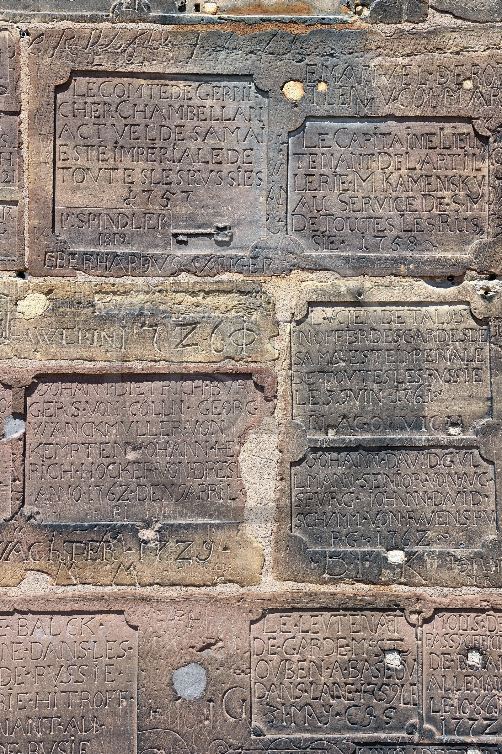 France, Bas-Rhin (67), Strasbourg, vieille ville classée au Patrimoine Mondial de l'UNESCO, la cathédrale Notre-Dame, visiteurs ayant fait graver dans le grès de la tour octogonale leur nom en graffiti souvent par un gardien tailleur de pierre