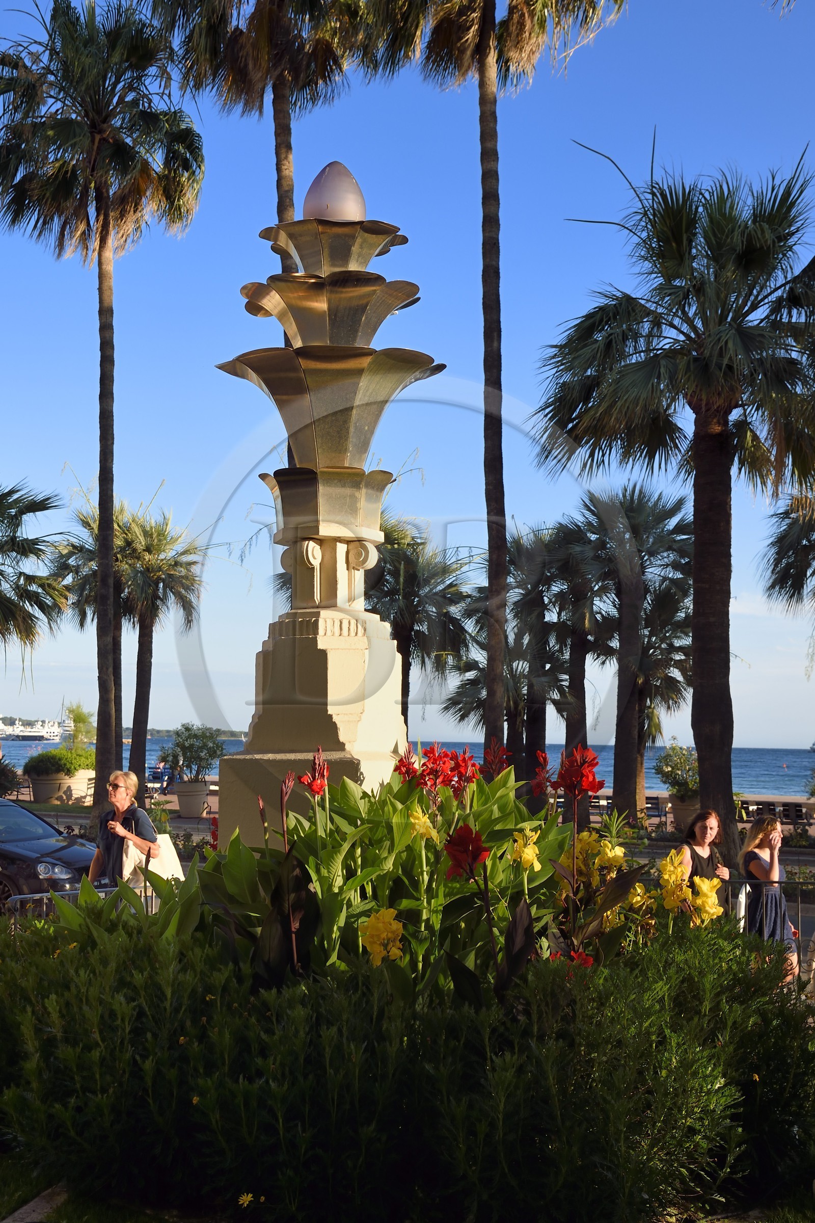France, Alpes-Maritimes (06), Cannes, le palace du Carlton sur le boulevard de la Croisette, lampadaire art Nouveau