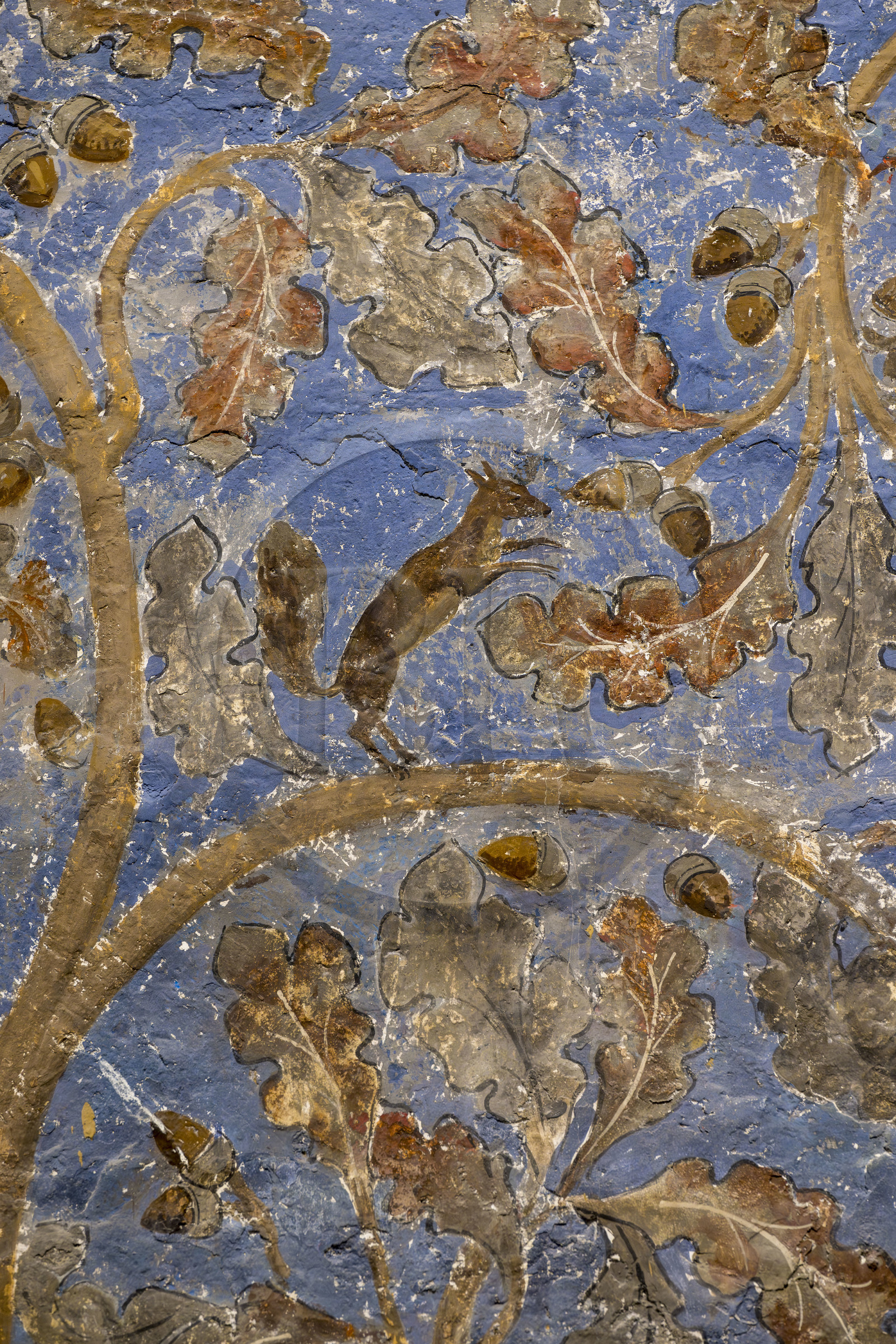 France, Vaucluse (84), Avignon, Palais des Papes classé Patrimoine mondial de l'UNESCO, la tour des Anges ou tour du pape, chambre du Pape, un espace végétal à deux dimensions fait de rinceaux de vigne et de chêne, parsemés d’oiseaux et d’écureuils, orne les murs sur un fond bleu ciel