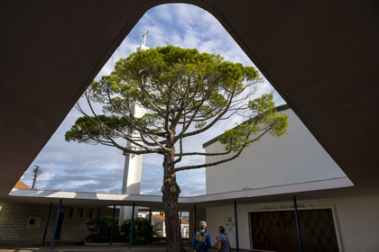 France, Charente-Maritime (17), Royan, dans la cour de l'église protestante unie de Royan