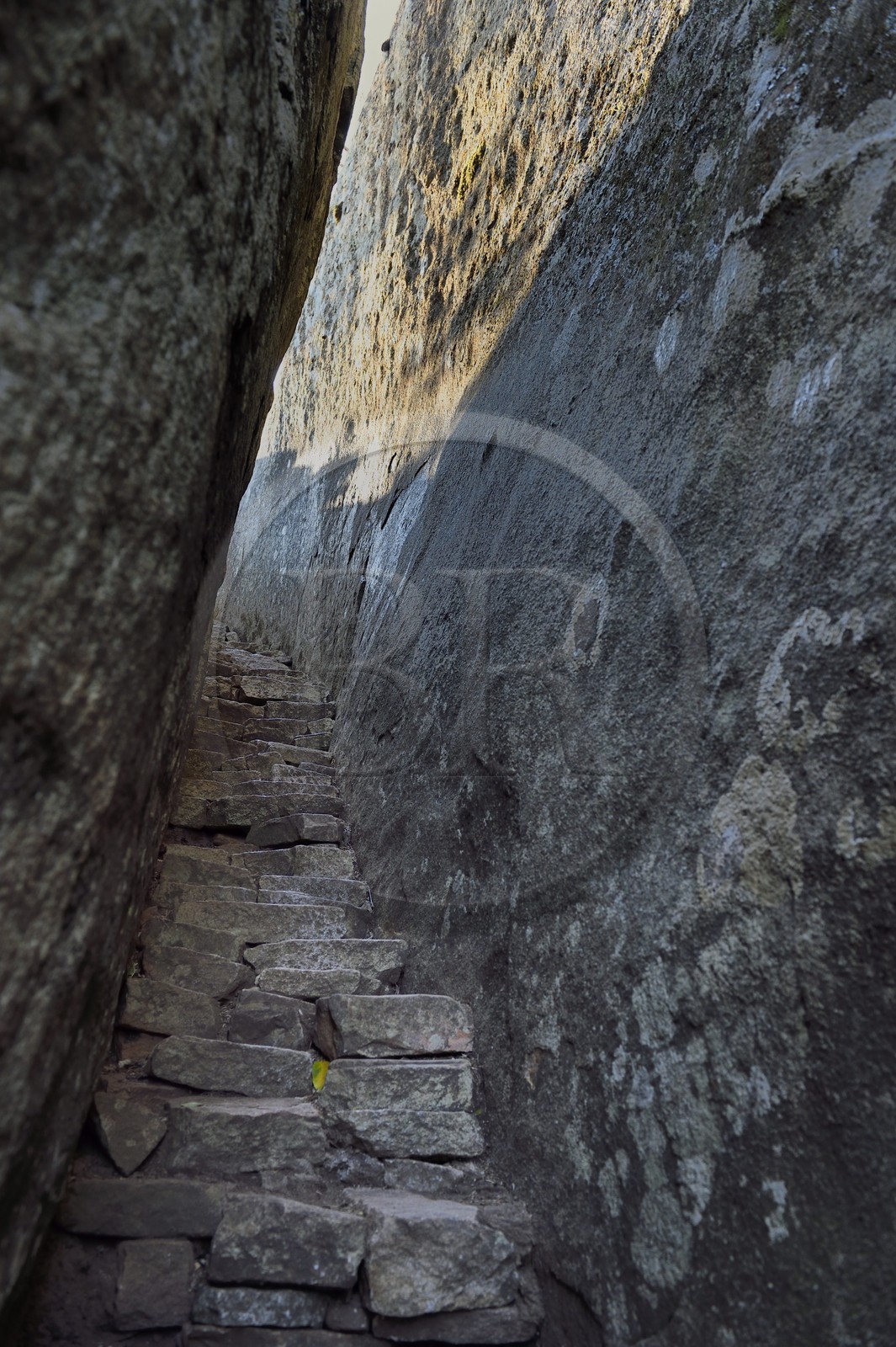 Zimbabwe, province de Masvingo, les ruines du site archéologique du Grand Zimbabwe, classé Patrimoine Mondial de l'UNESCO, Xème au XVème siècle, escalier menant aux Ruines de la colline (Hill Complex)