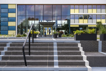 France, Charente-Maritime (17), Royan, le Palais de congrès (1957) signé de l’architecte-urbaniste Claude Ferret et rythmés par les panneaux perforés en aluminium jaune et gris des ateliers Jean Prouvé en façade