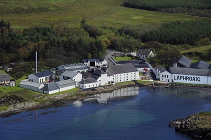 Royaume-Uni, Ecosse, Hébrides intérieures, Ile de Islay, Port Ellen, distillerie de whisky Laphroaig (vue aérienne)