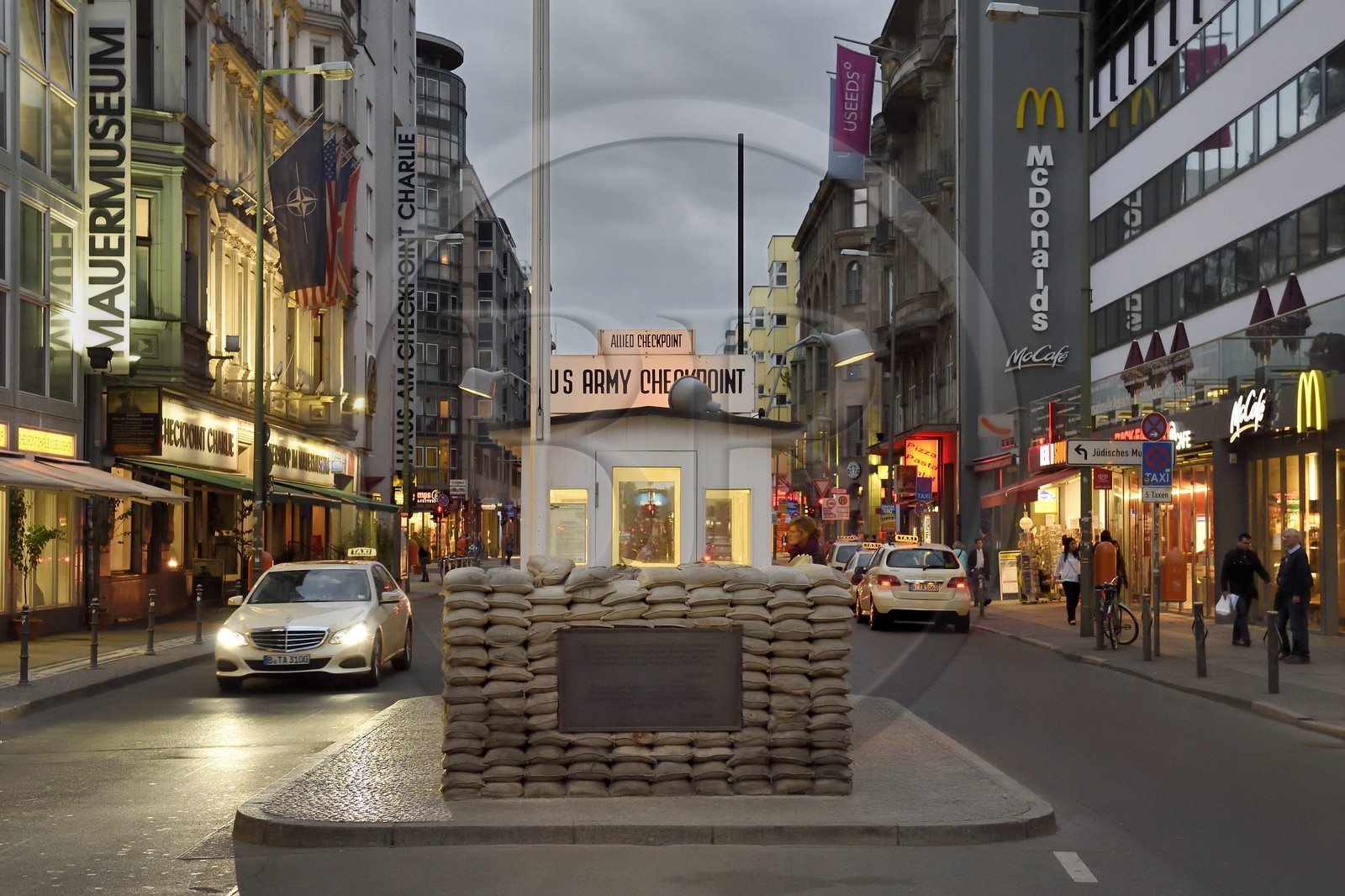 Allemagne, Berlin, quartier de Kreuzberg, Checkpoint Charlie, ancien lieu de passage entre l'est et l'ouest au temps du Mur
