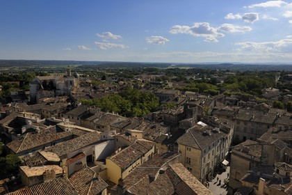 France, Gard (30), Uzès, les toits d'Uzès et l'église Saint-Etienne vus depuis la tour Bermonde du Duché