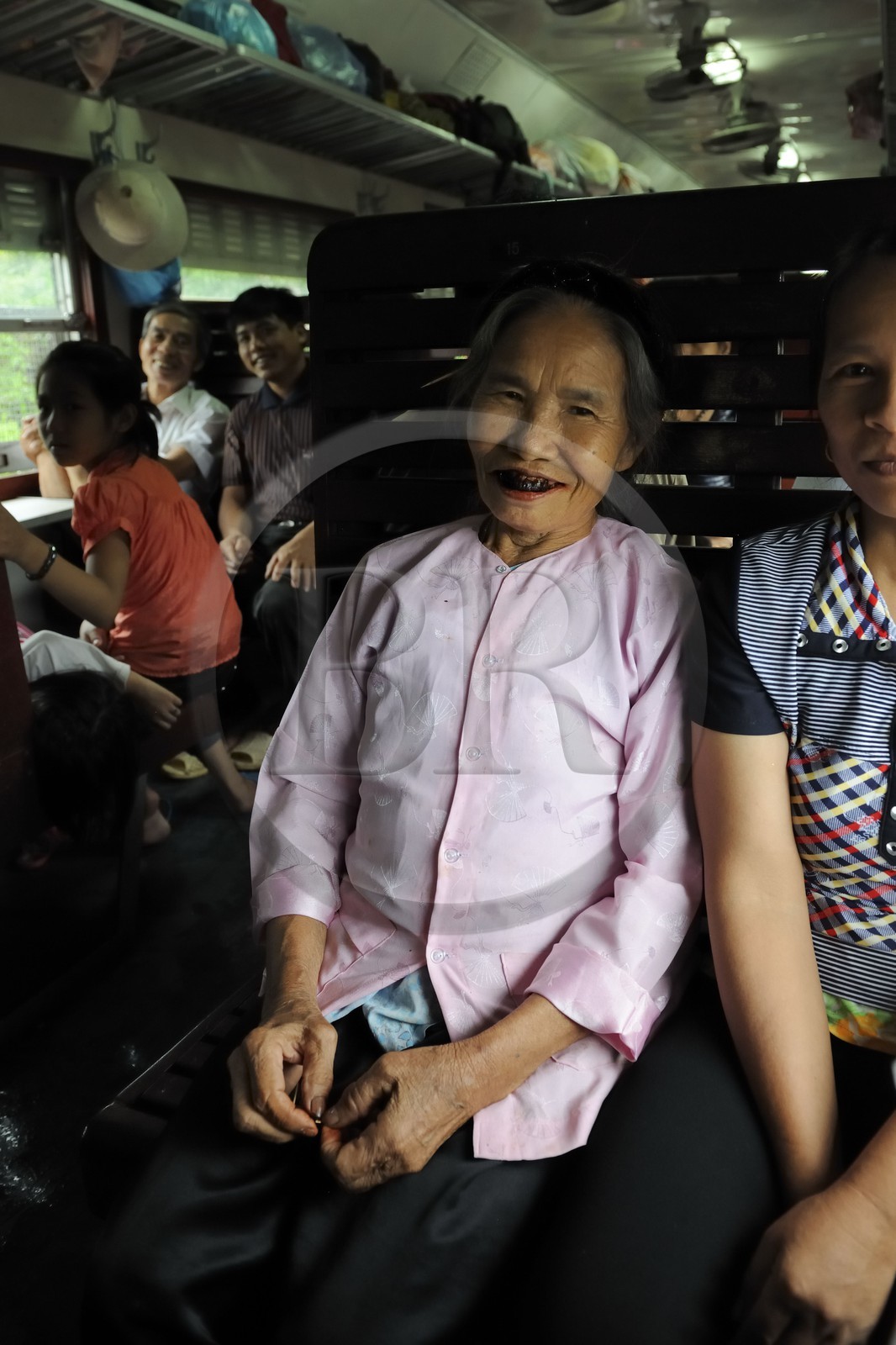 Vietnam, train de jour de Lao Cai à Hanoï, classe assis dur non climatisé