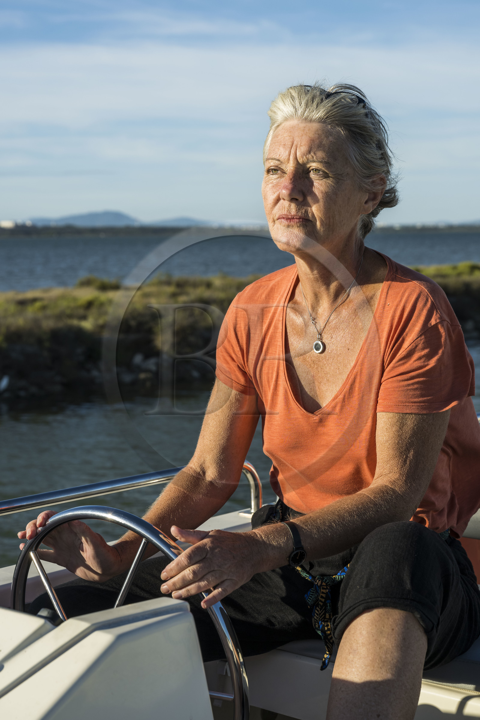 France, Hérault (34), Vic-La-Gardiole, la journaliste Pascale Desclos à la barre du bateau de plaisance Le Boat sur le canal du Rhône à Sète