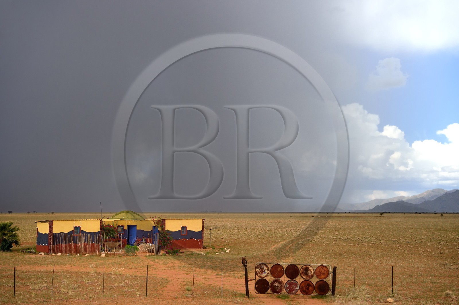 Namibie, région de Khomas, désert du Namib à l'Est du parc national Namib Naukluft, arrivée de la pluie sur une maison en bordure de la C14