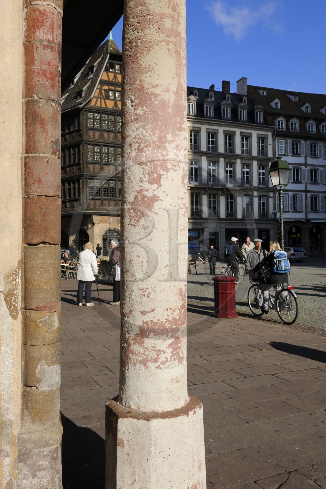 France, Bas-Rhin (67), Strasbourg, à l’angle de la rue Mercière et de la place de la cathédrale, la colonne mesureur de ventre